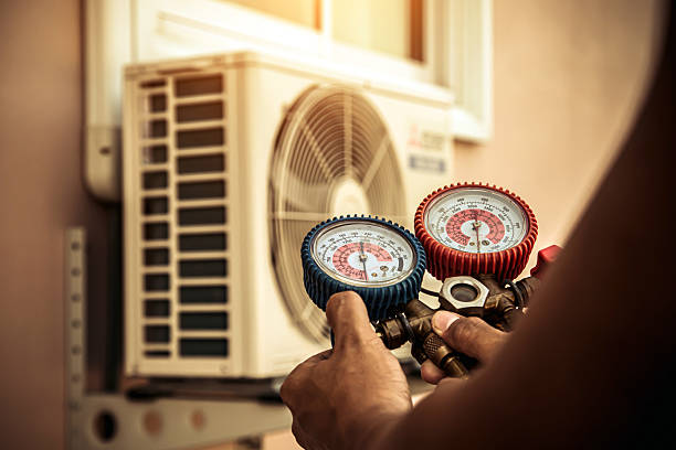 Professional Ac Installation technician working in Edgewood, IN